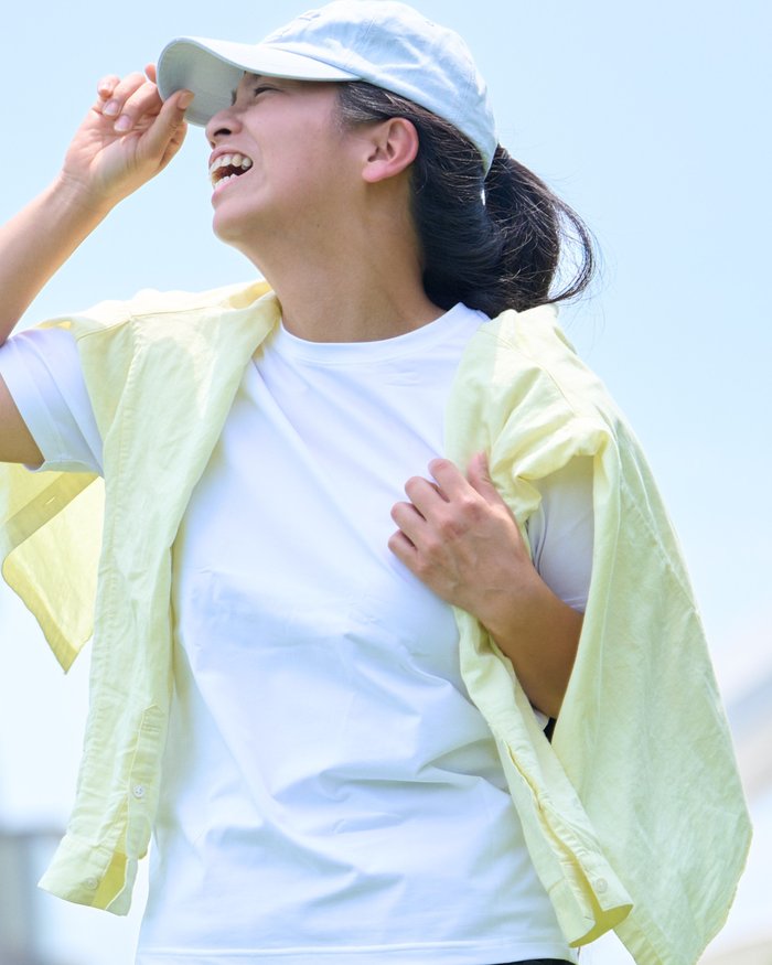 日差しの中で笑顔を見せる青柳直子